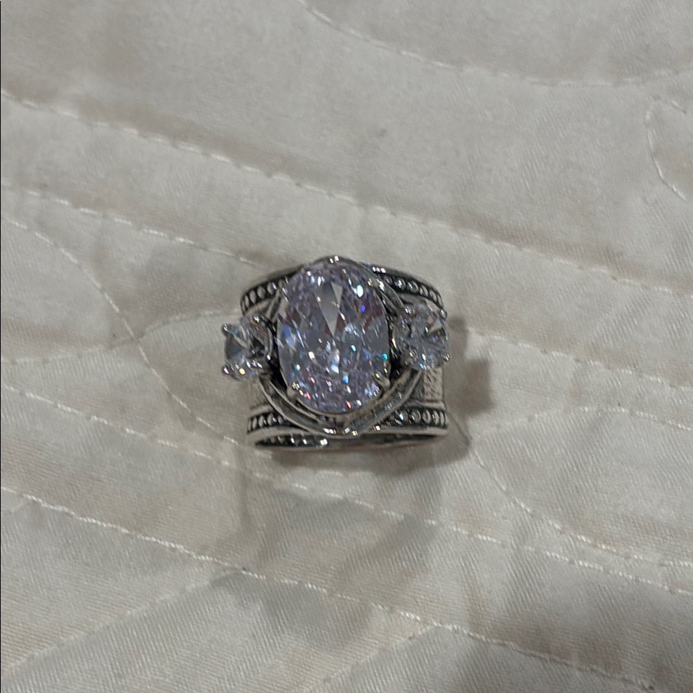 Elegant Sterling Silver Crystal Ring - Picture 2 of 6